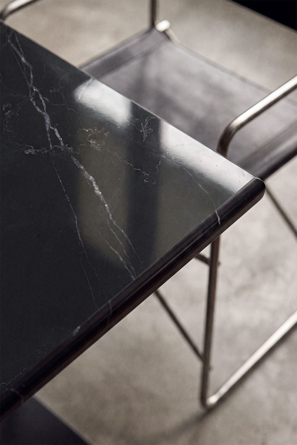 Table de bar carrée en pierre naturelle Livanto, image de la galerie 2