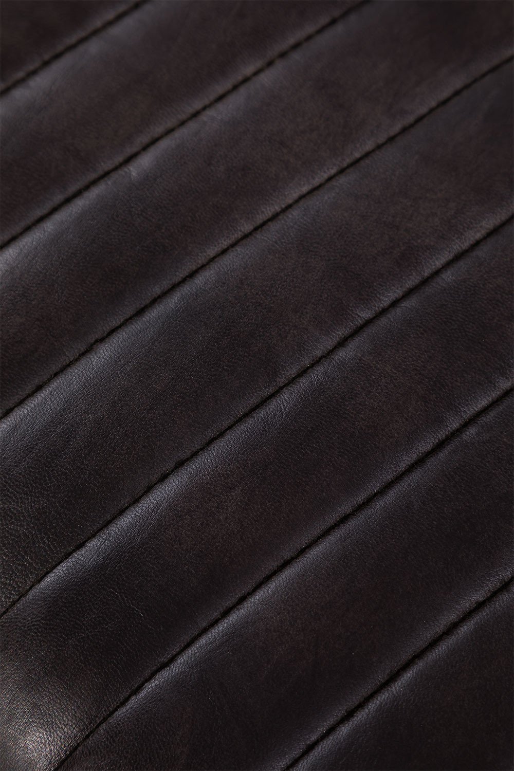 Tabouret bas en cuir Finda, image de la galerie 5