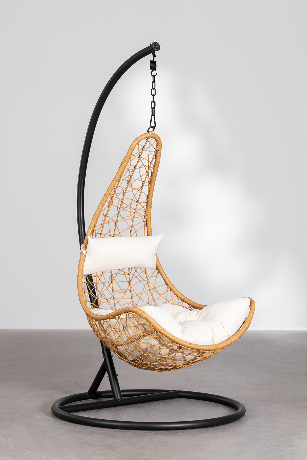 Hanging chair with outlet cushion