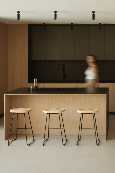 High stool 65 cm in black steel and elm wood Neicol