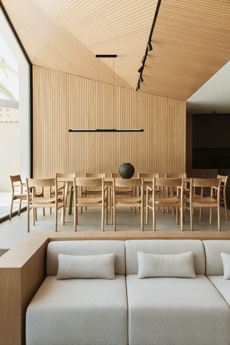 Treveris extendable dining table set 220-320x95 cm and 12 Mara Signature oak wood dining chairs