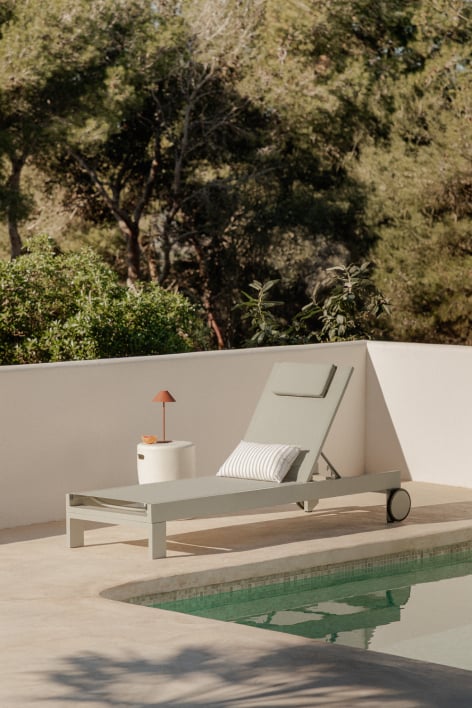 Reclining aluminum sun lounger with Akelia cushion