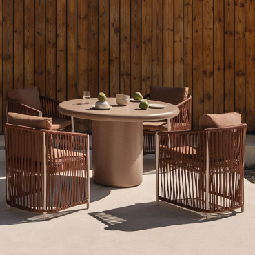 Set Of A 120 Cm Round Table In Namara Cement And 4 Garden Chairs With Aluminium Armrests And Sophie Braided Rope. Light Camel Brown - Sklum