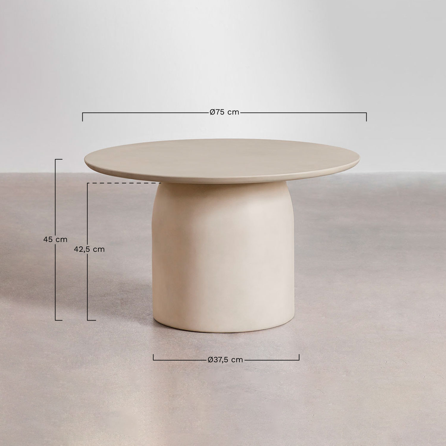 Living room set with 2-seater sofa, 2 Capri armchairs, and round coffee table Ø75 cm in Layana cement, medidas