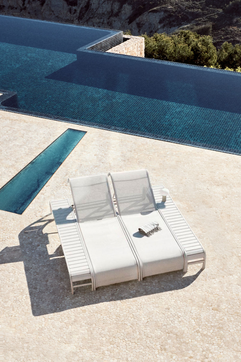 Set of 2 reclining loungers and 2 side tables in Marietta steel