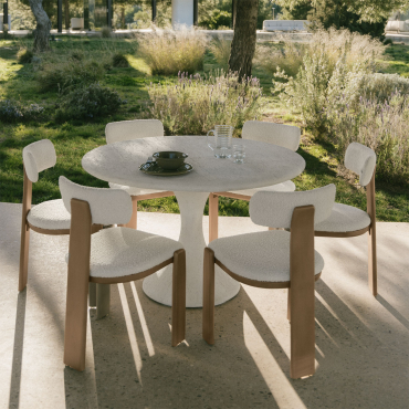Round Table Set Ø120 Cm In Eloria Cement And 6 Garden Chairs In Acacia Wood And Malta Bouclé Fabric White - Sklum