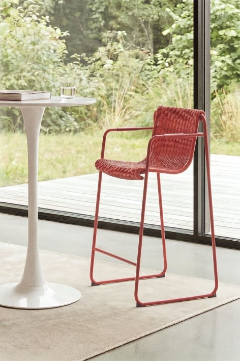 Stackable high stool with armrests in synthetic rattan and steel Revia
