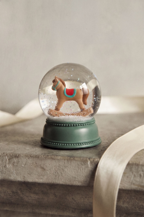 Navora Christmas resin snow globe