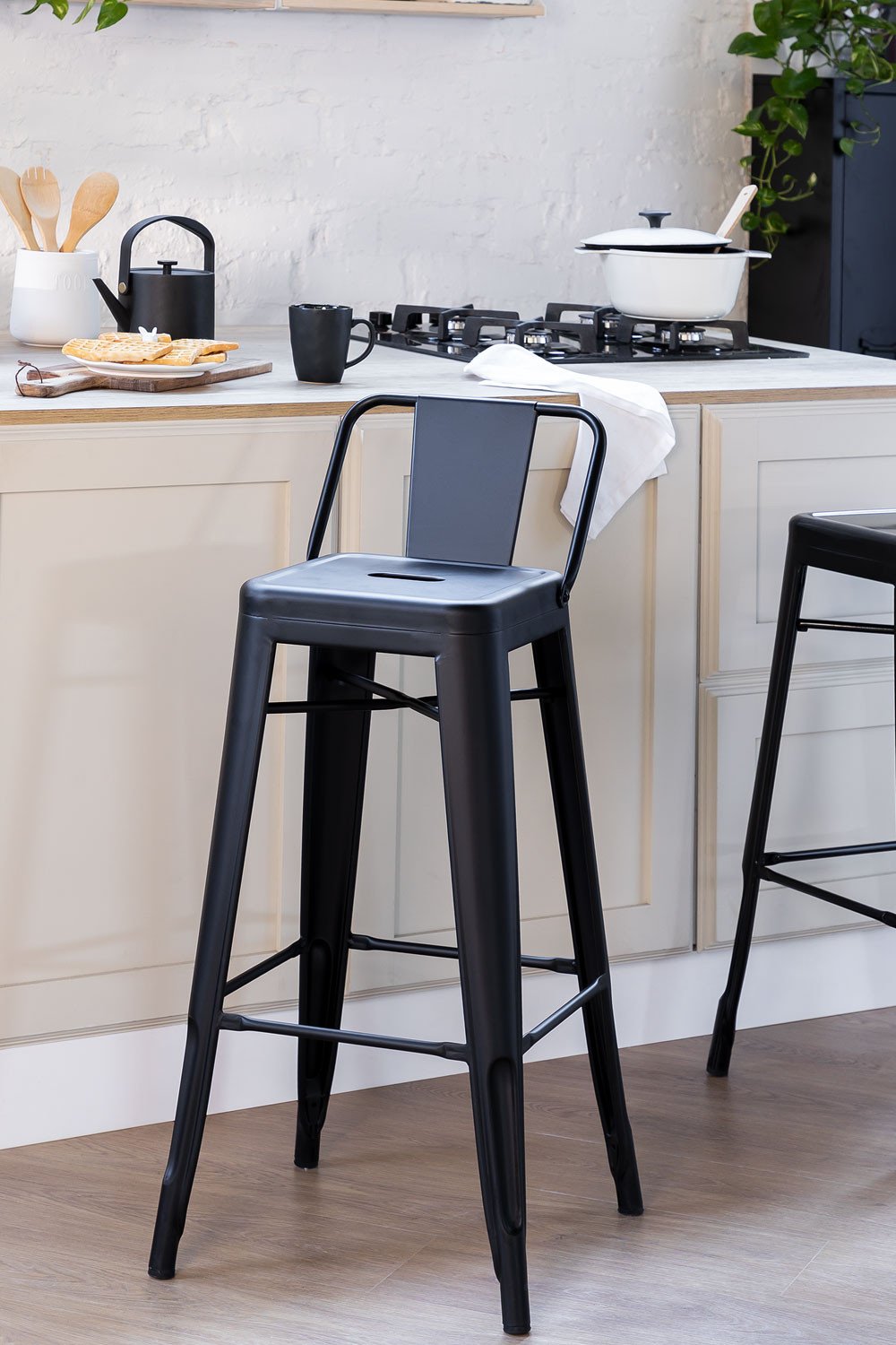 High Stool with a Steel backrest(76 cm) LIX Mate, gallery image 1
