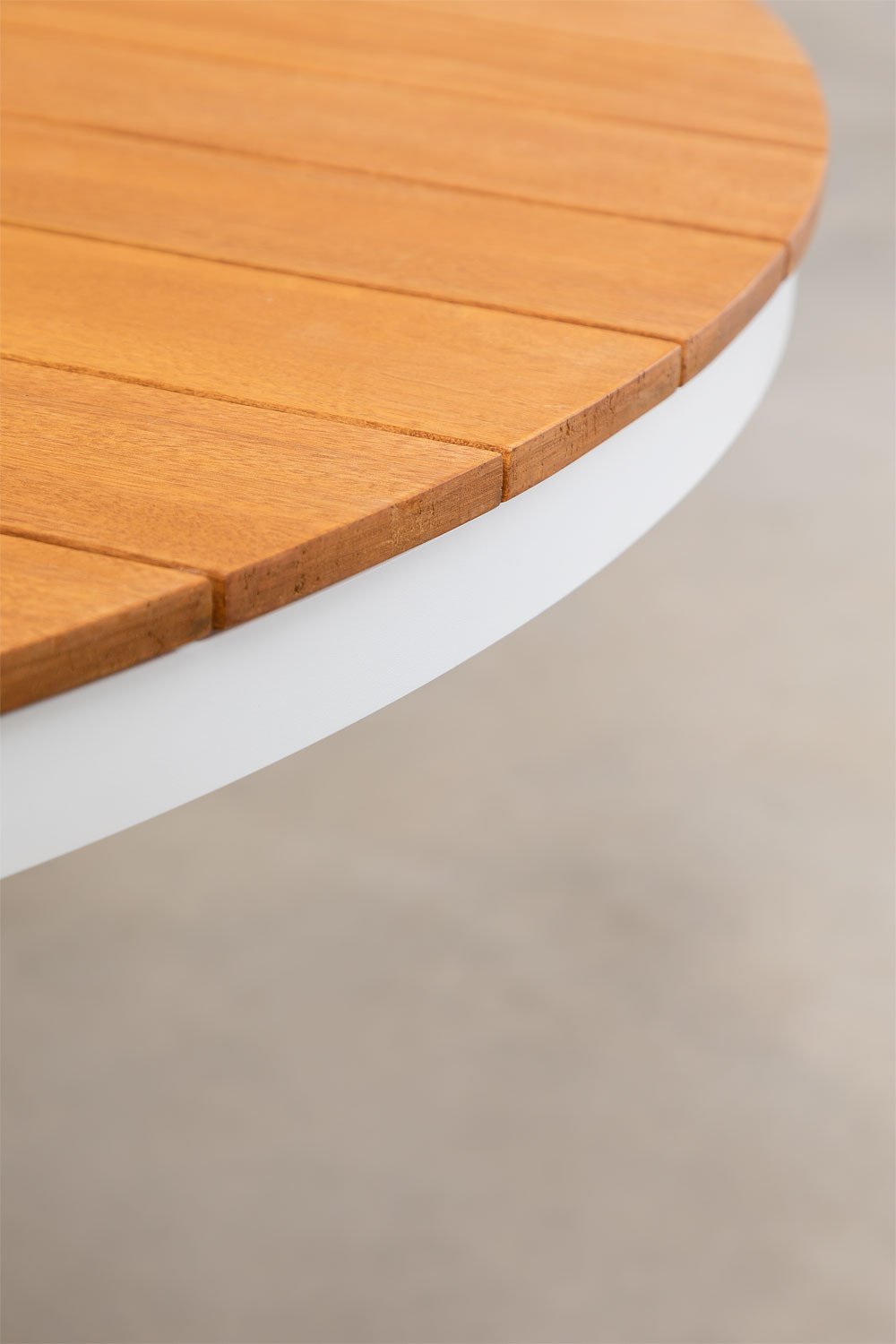 Round table set Ø140 cm in eucalyptus wood and 6 stackable garden chairs in aluminum Archer, gallery image 3