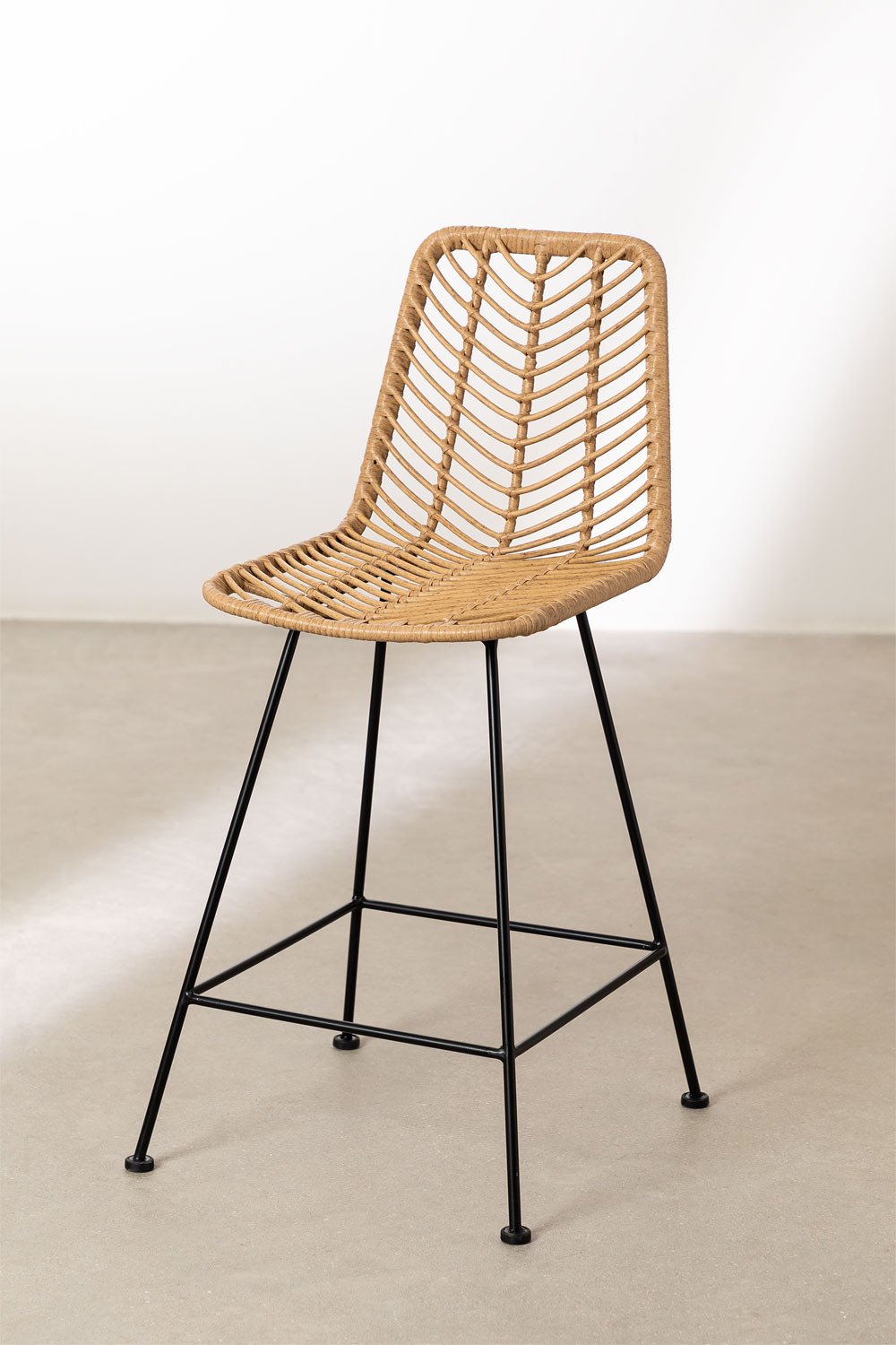 2-Pack high stools 65 cm in natural finish synthetic rattan and black legs Gouda natural, gallery image 1