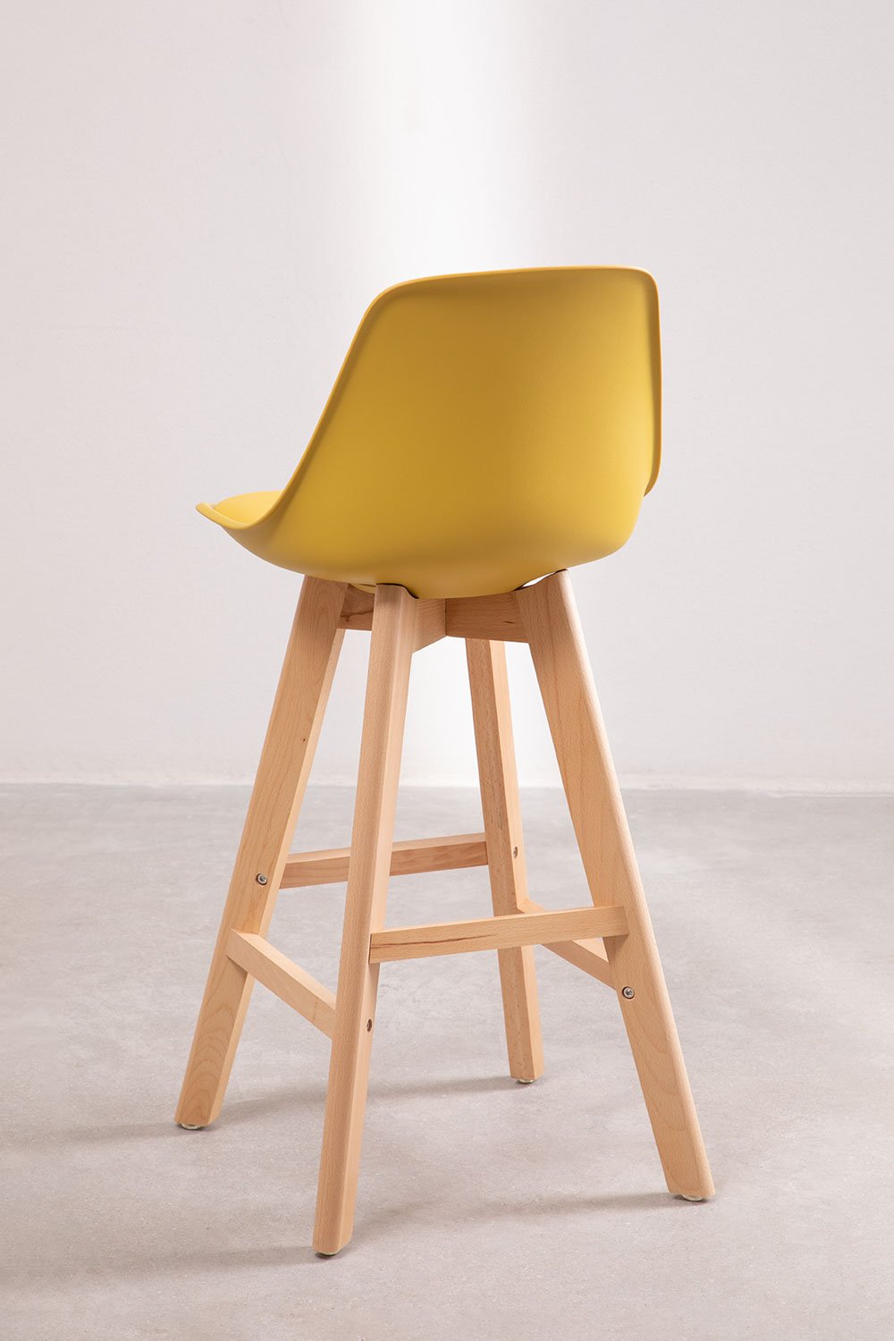 4-Pack high stools 65 cm in beech wood, polypropylene and curry yellow faux leather Nordic Edition, gallery image 2