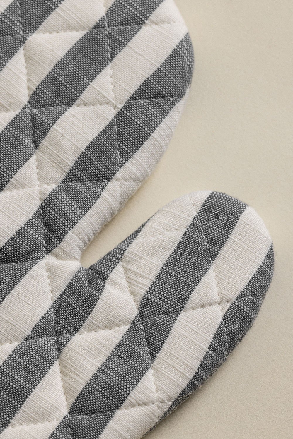 Edouard oven glove and cloth set, gallery image 2