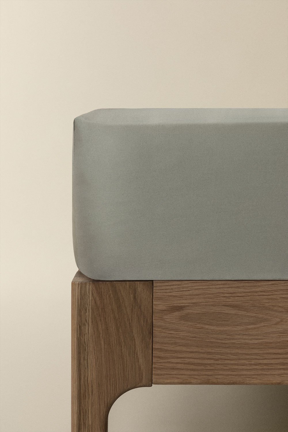Sampras 300-thread count satin fitted sheet, gallery image 1