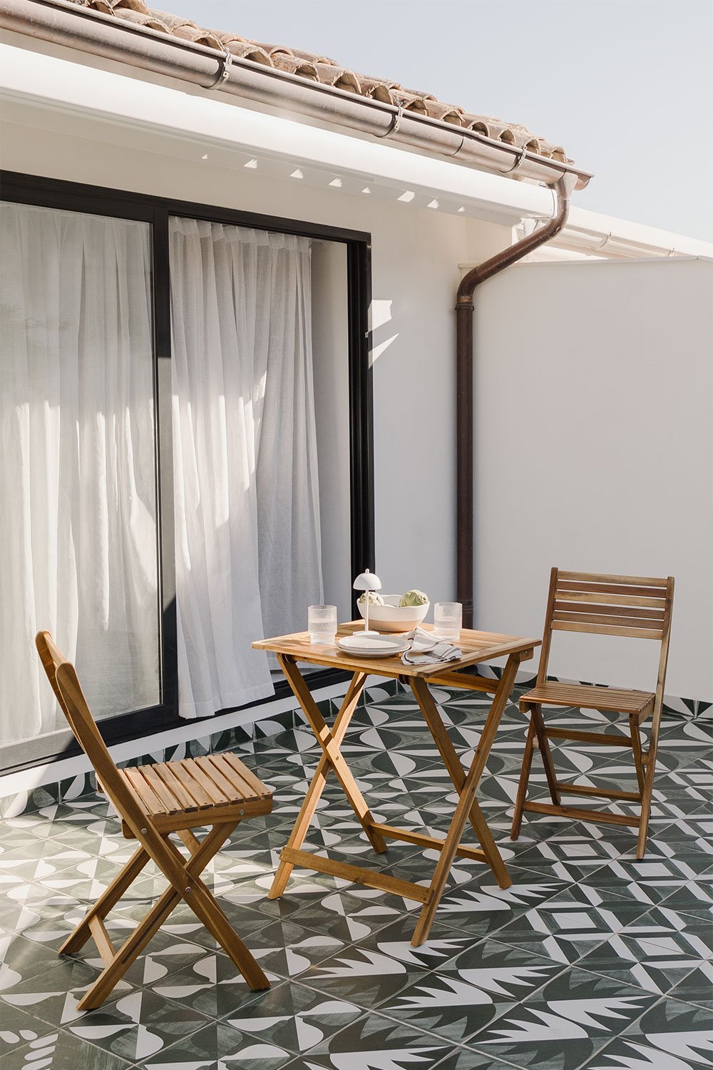 Delawer set of square table (60x60 cm) and 2 folding garden chairs in acacia wood, gallery image 1