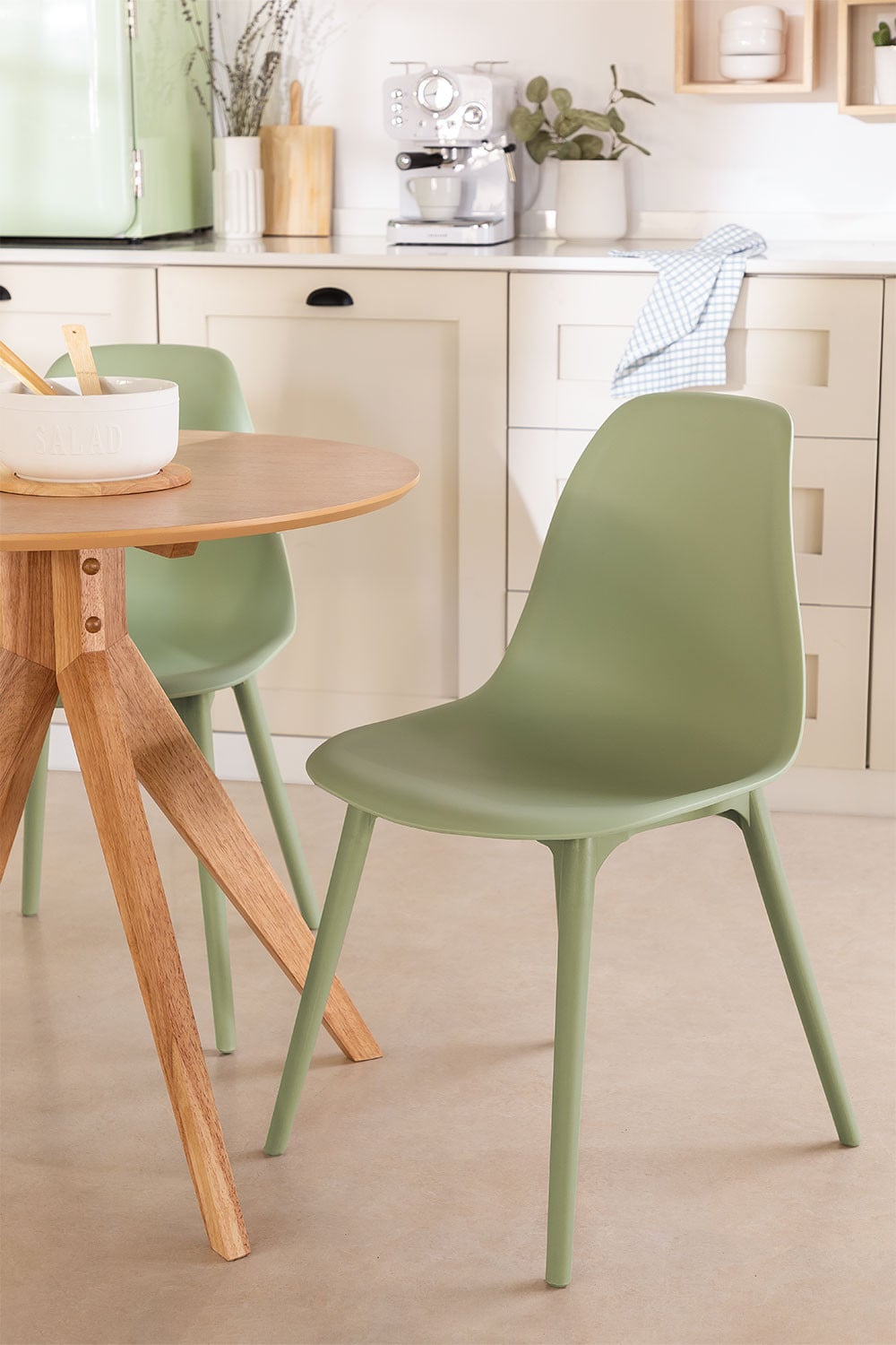 Pack of 4 dining chairs in polypropylene Scand, gallery image 1