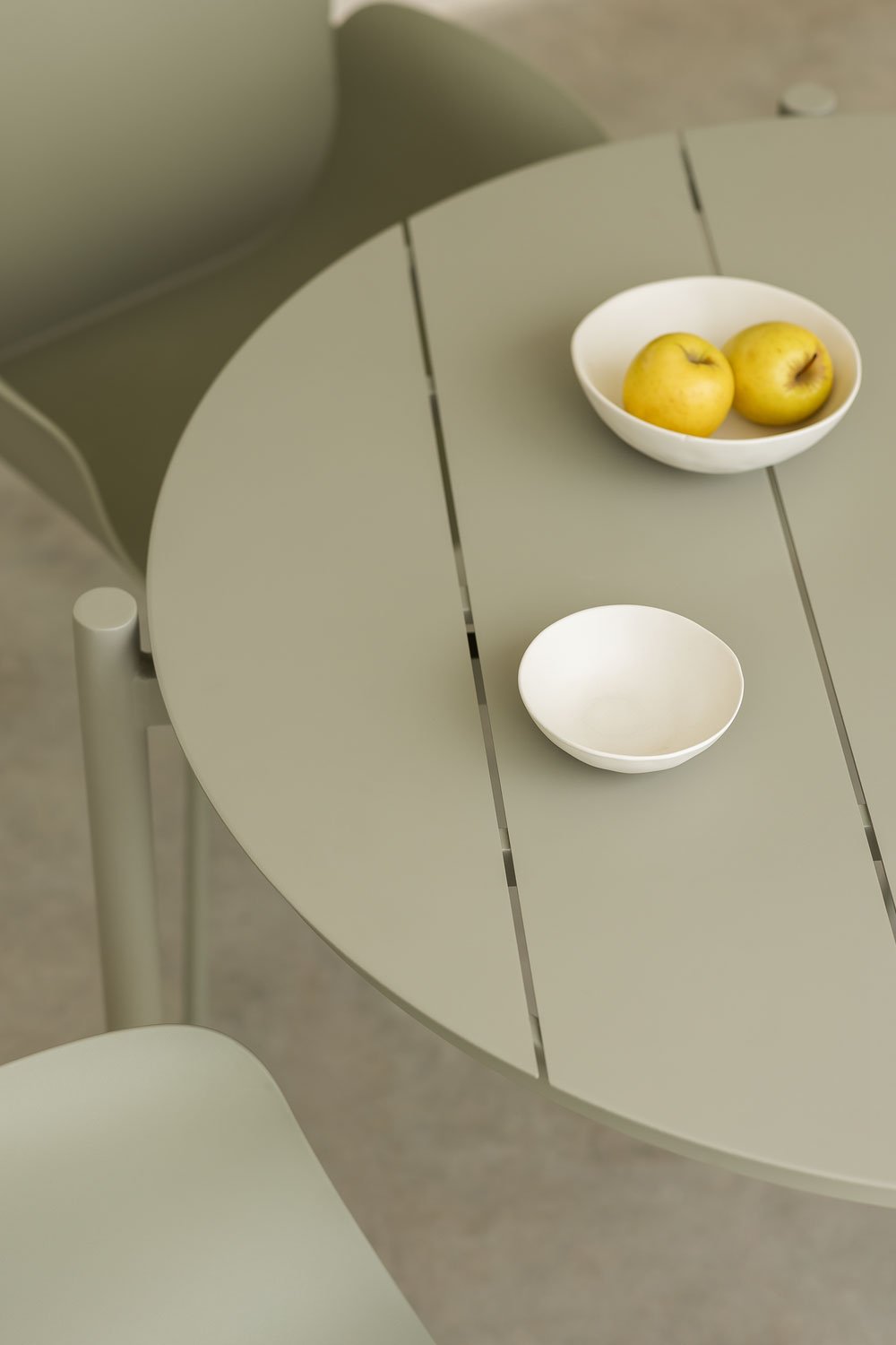 Round table set Ø110 cm in Elton aluminum and 4 garden chairs in polypropylene and Lynette steel, gallery image 2