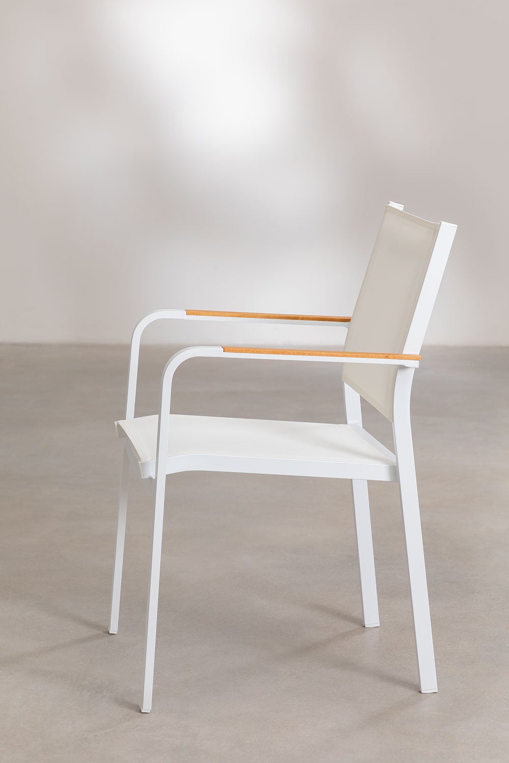 Round table set Ø100 cm in eucalyptus wood and 4 stackable garden chairs in aluminum Archer, gallery image 6