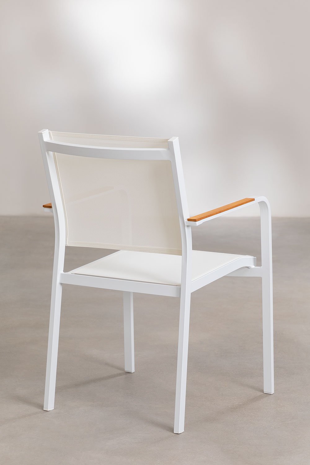 Round table set Ø100 cm in eucalyptus wood and 4 stackable garden chairs in aluminum Archer, gallery image 7