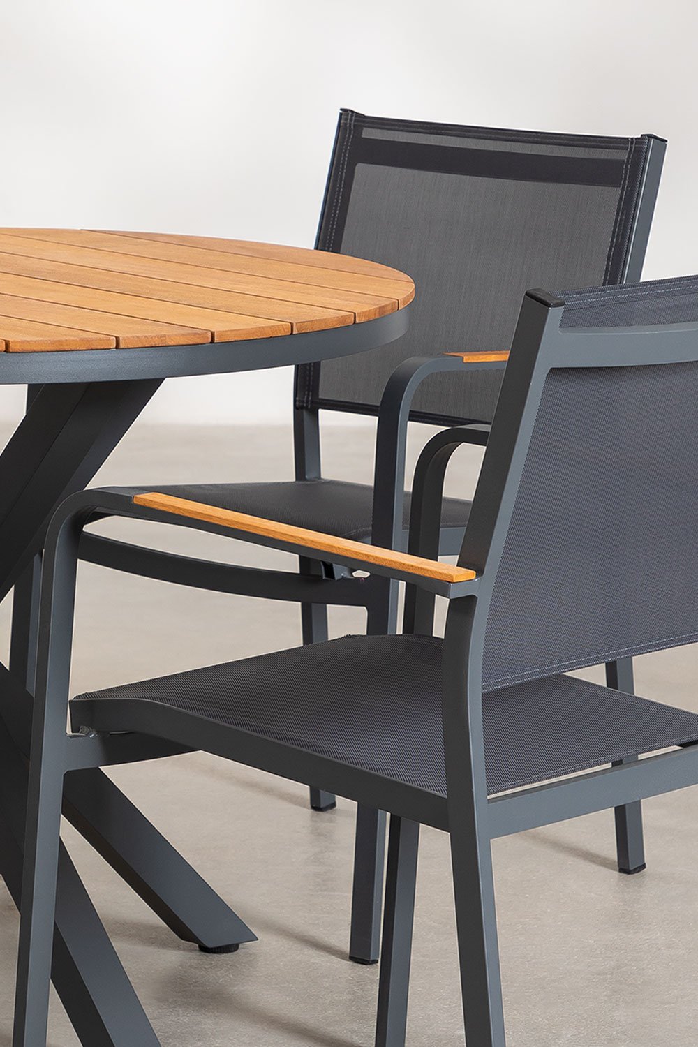 Round table set Ø100 cm in eucalyptus wood and 4 stackable garden chairs in aluminum Archer, gallery image 3