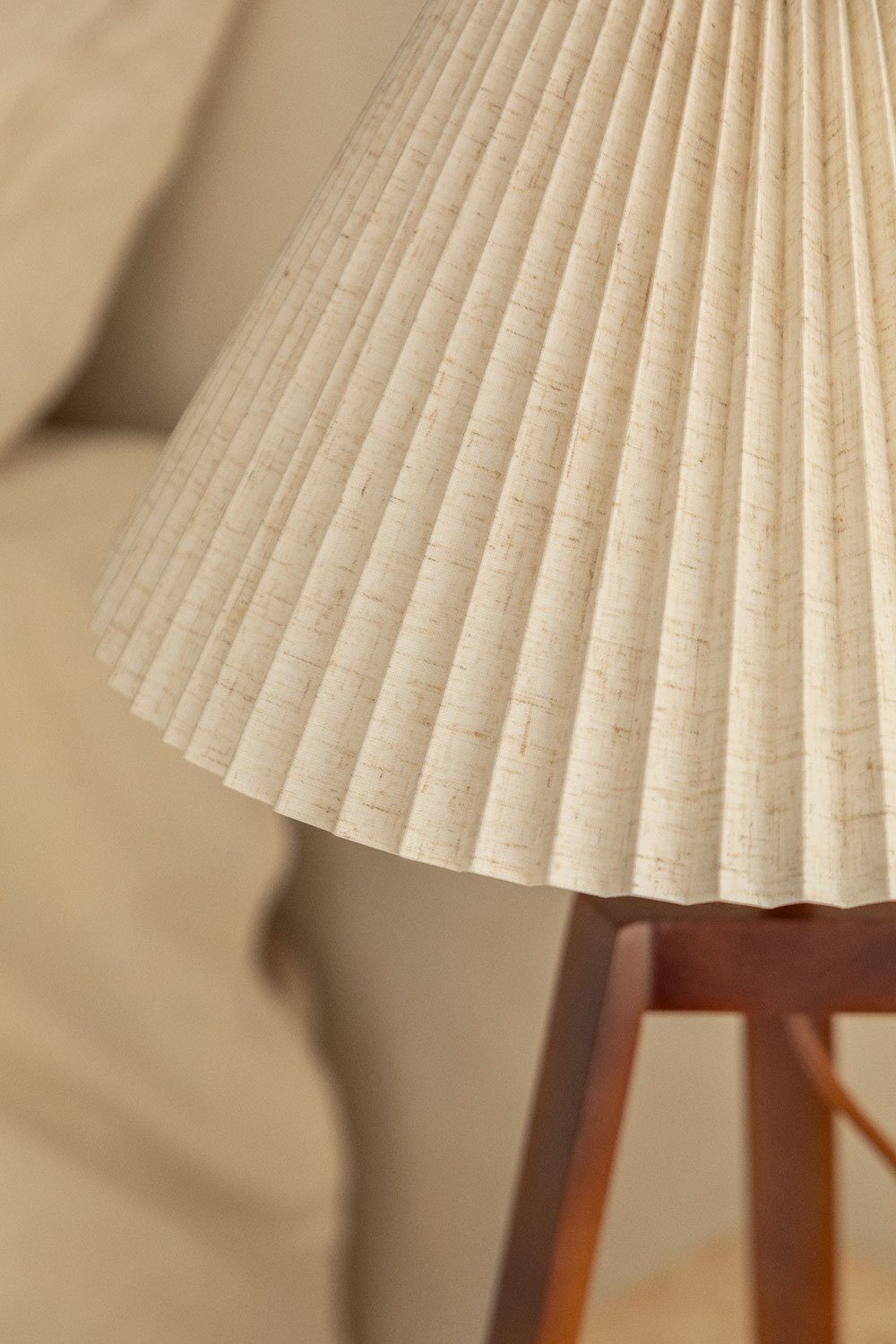 Linen and Wood Table Lamp Vivaldo , gallery image 2