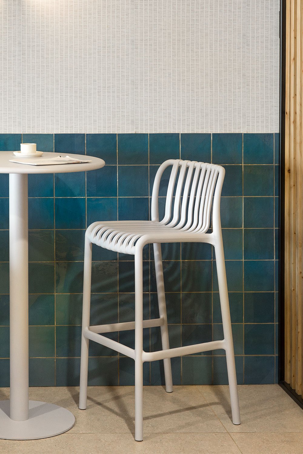 High stool 75 cm stackable in light grey polypropylene Wendell, gallery image 1