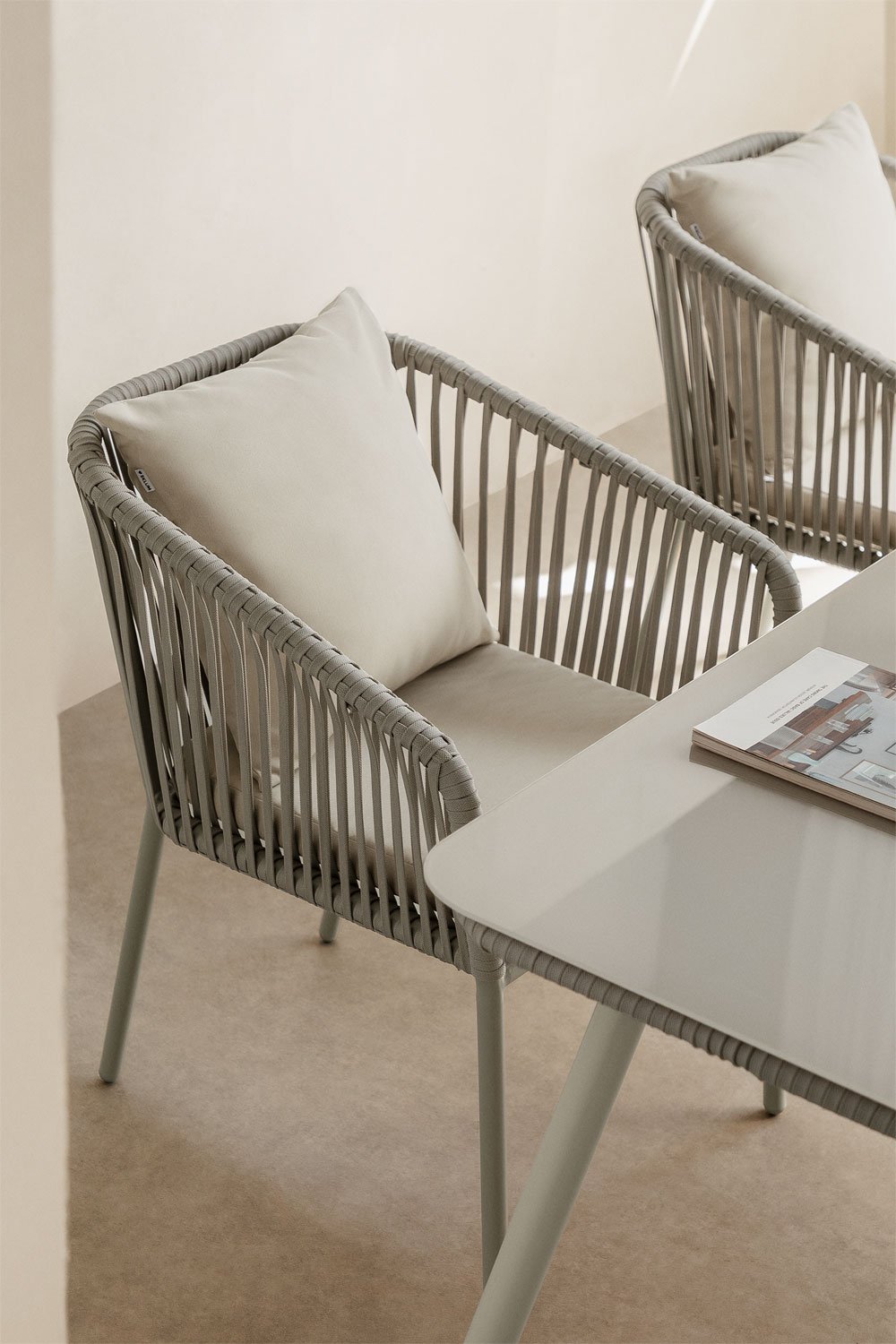 Pack of 4 Arhiza Classic dining chairs with armrests in aluminum and braided rope, gallery image 1