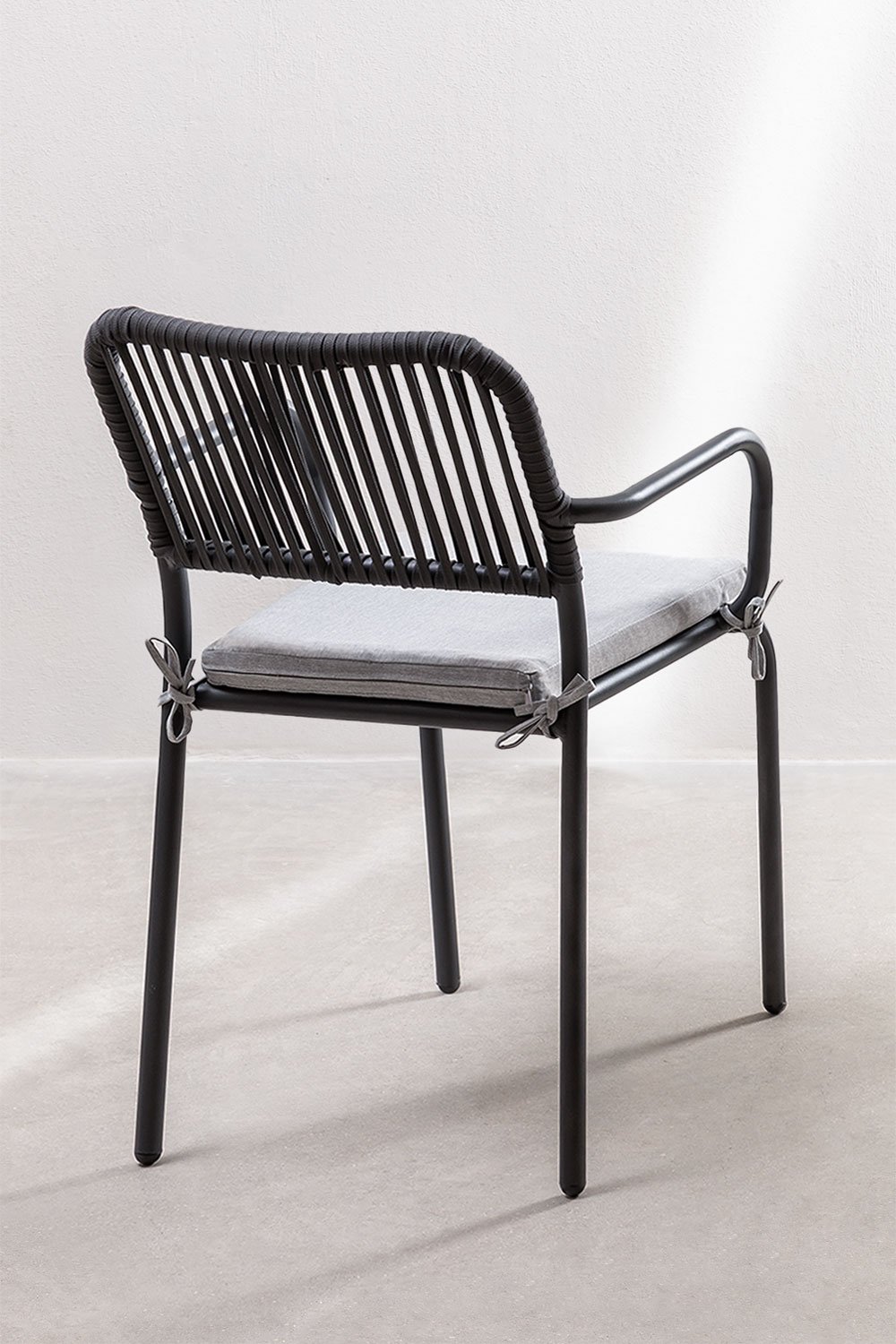 Arhiza stackable garden chair with armrests in aluminum and braided rope, gallery image 4