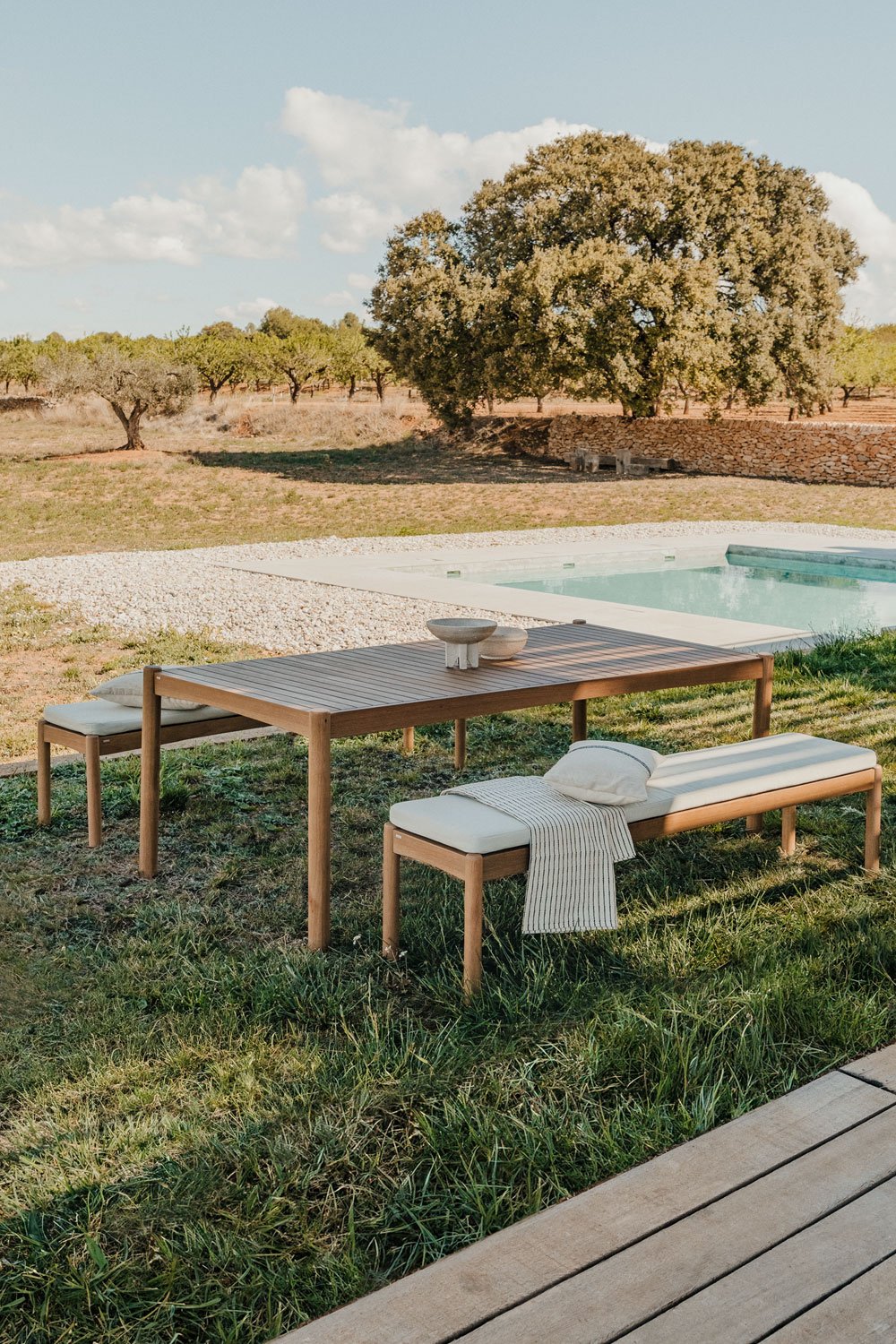 Rectangular table set (200x100 cm) and 2 garden benches in Aderyn eucalyptus wood, gallery image 1