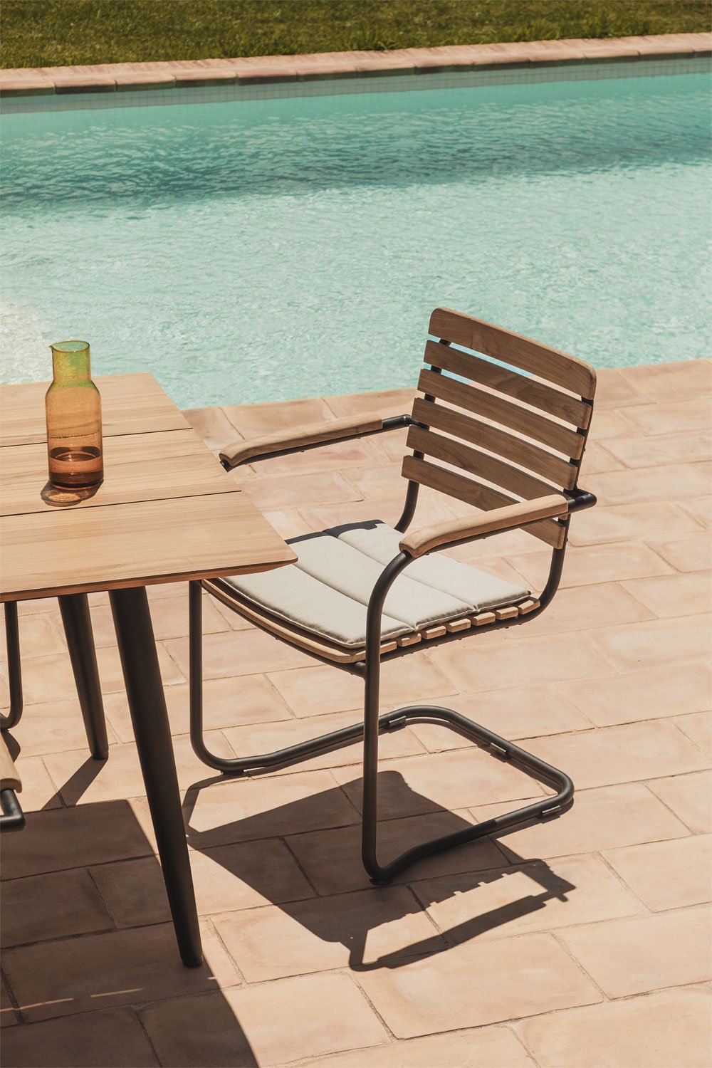 Pack of 4 Garden Chairs with Armrests in Teak Wood and Aluminum Lowel, gallery image 1