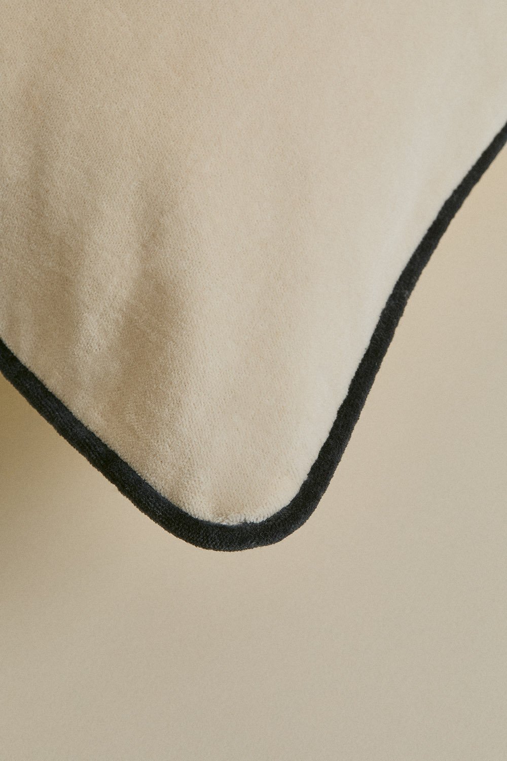 Square cushion 45x45 cm in Tiaine cotton, gallery image 5