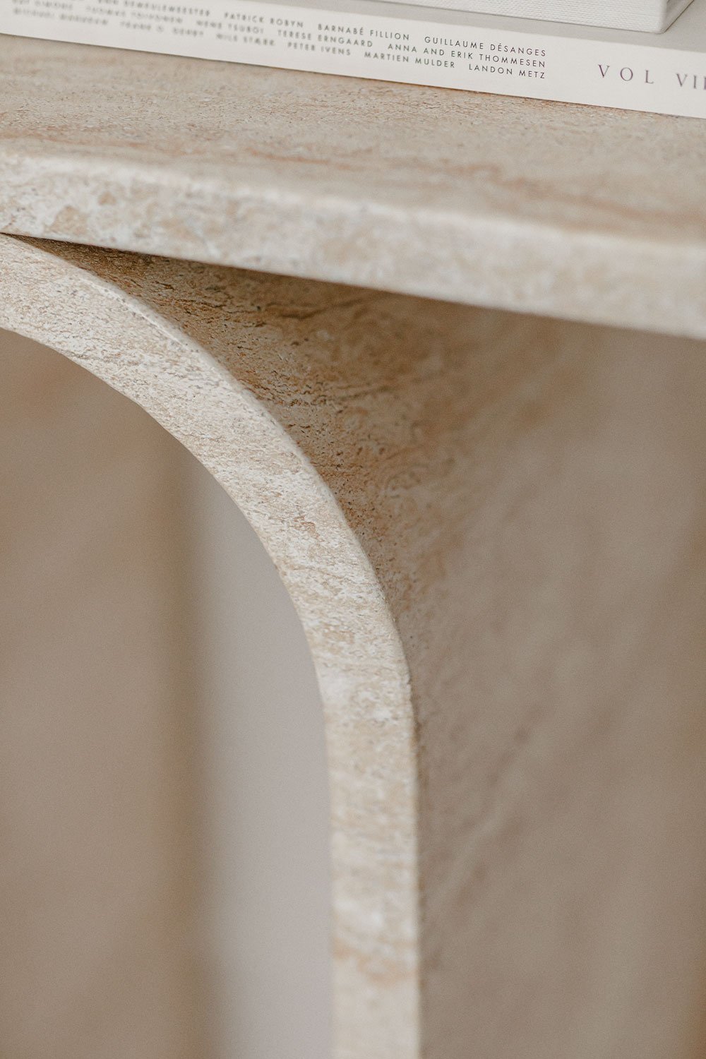 Travertine look concrete console Ceravi, gallery image 2