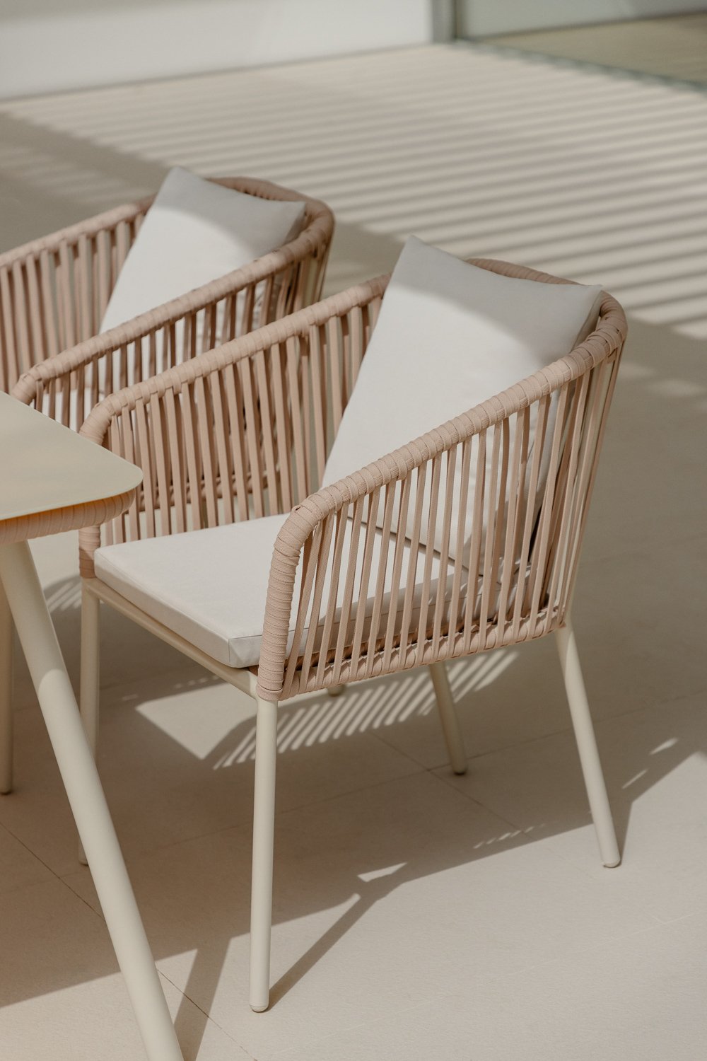 Pack of 2 garden chairs with armrests in braided rope Arhiza Classic, gallery image 1