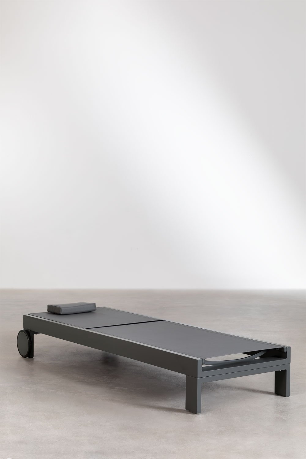 Reclining aluminum lounger with Akelia cushion, gallery image 4