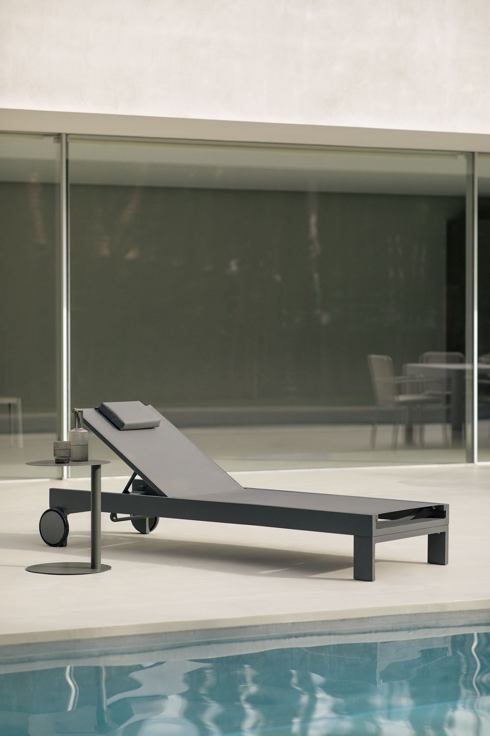 Reclining aluminium lounger with Akelia cushion, gallery image 1