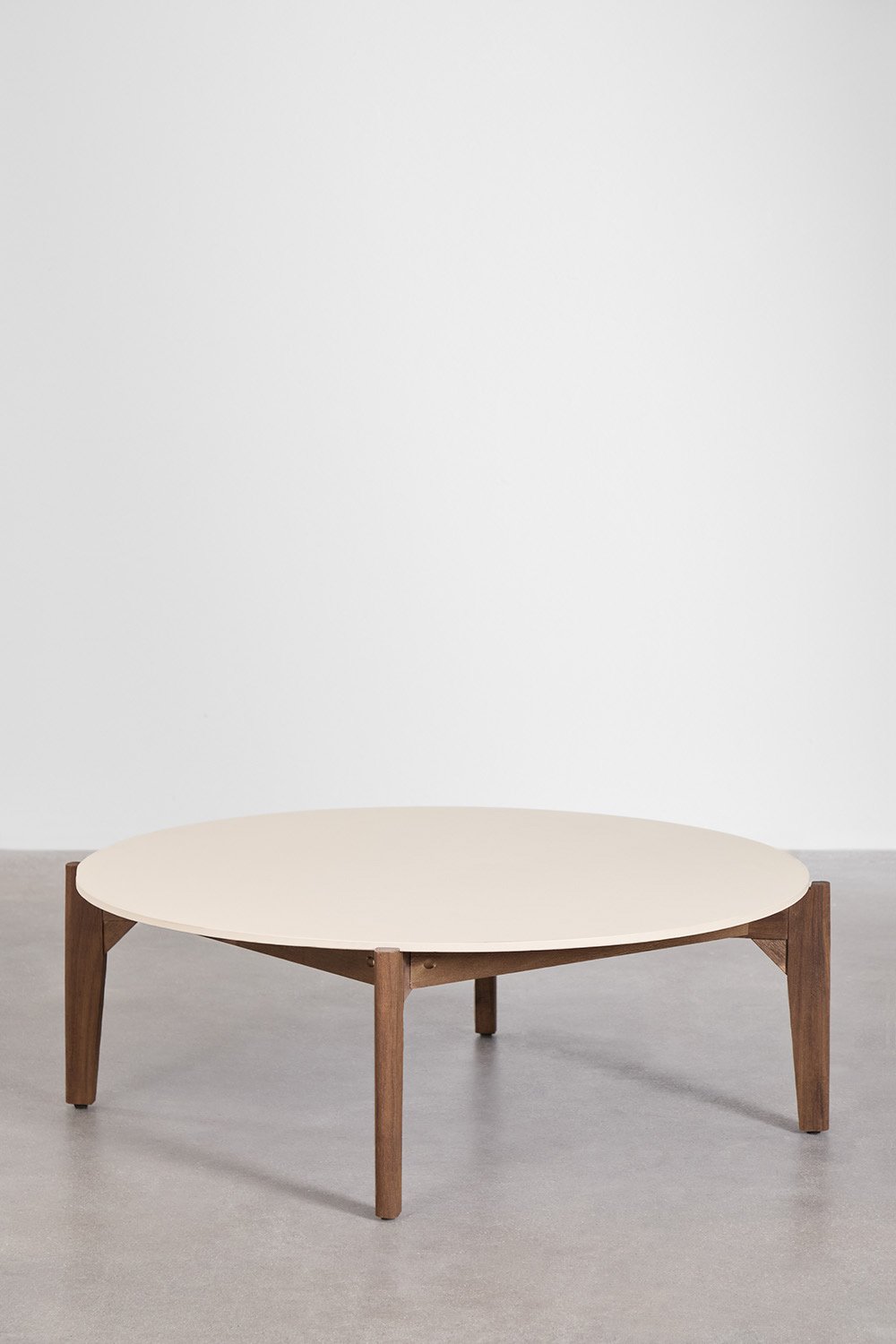 Round garden coffee table in cement and acacia wood Xajul, gallery image 1