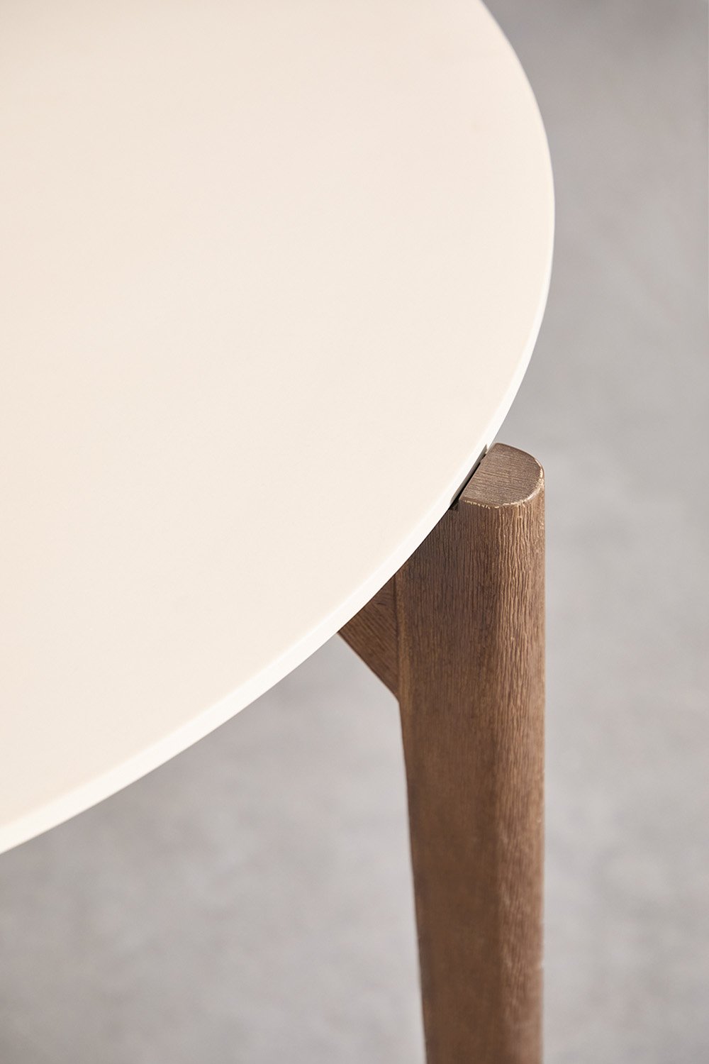 Round garden table in cement and acacia wood (Ø100 cm) Xajul, gallery image 2