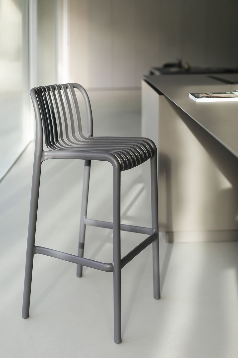 4-Pack high stools 75 cm stackable in polypropylene graphite grey Wendell, gallery image 1