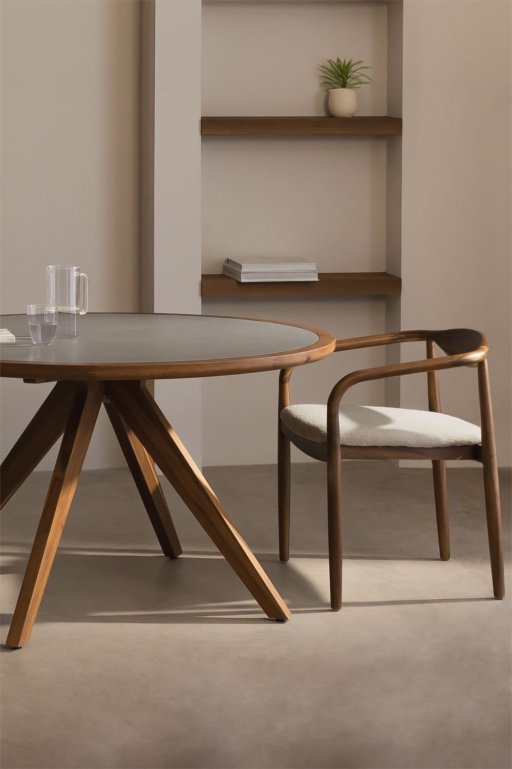 Set of round table (Ø130 cm) Gamila and 4 dining chairs in cement, acacia wood and Mallory sheepskin, gallery image 1