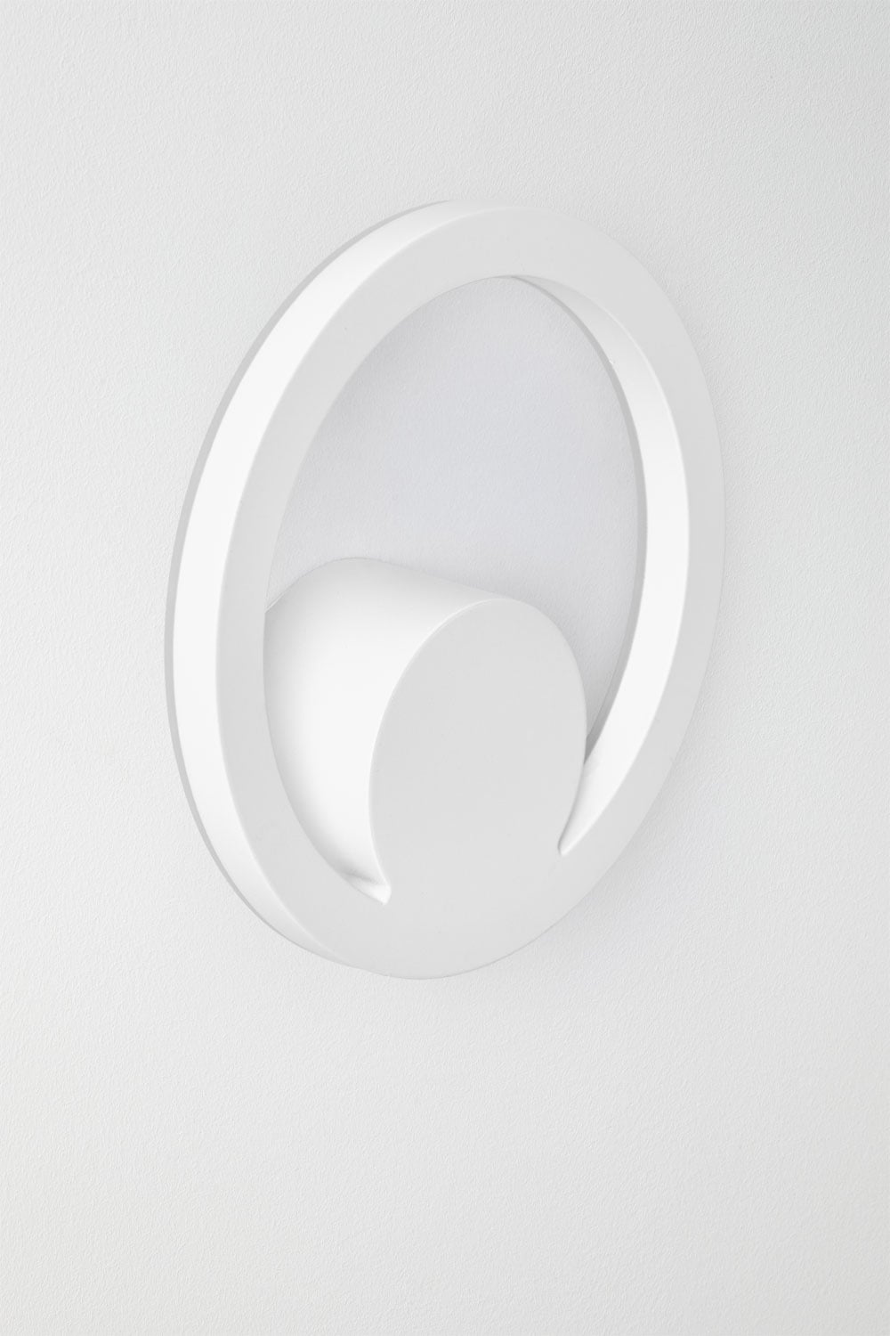 Quiven LED outdoor wall light in aluminum, gallery image 1
