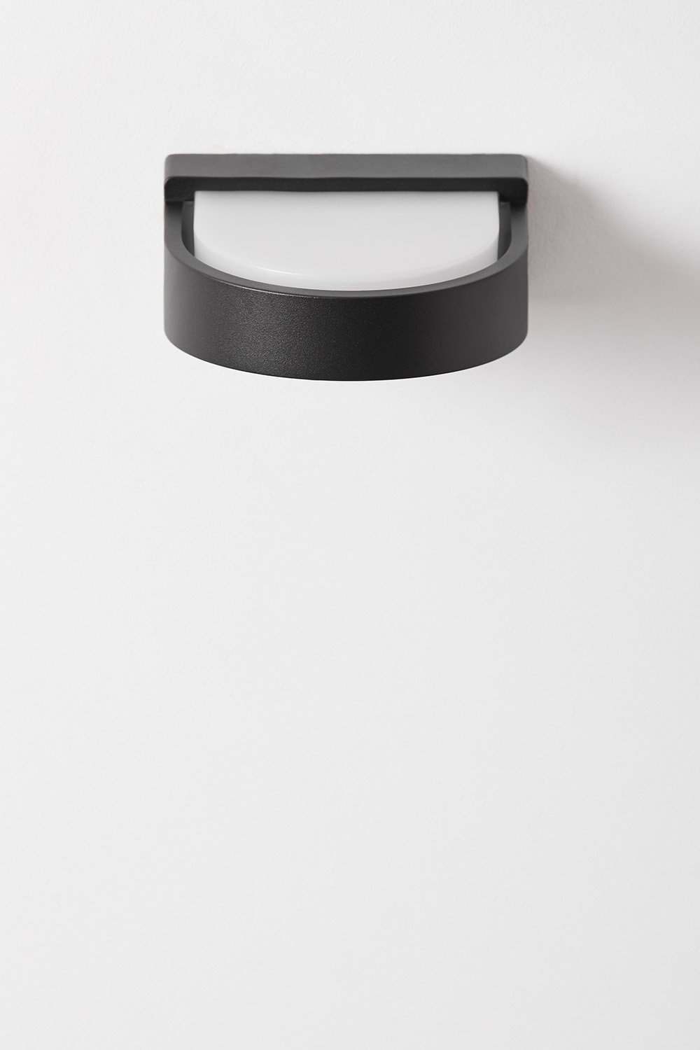 Uveria LED outdoor wall light in aluminum, gallery image 3