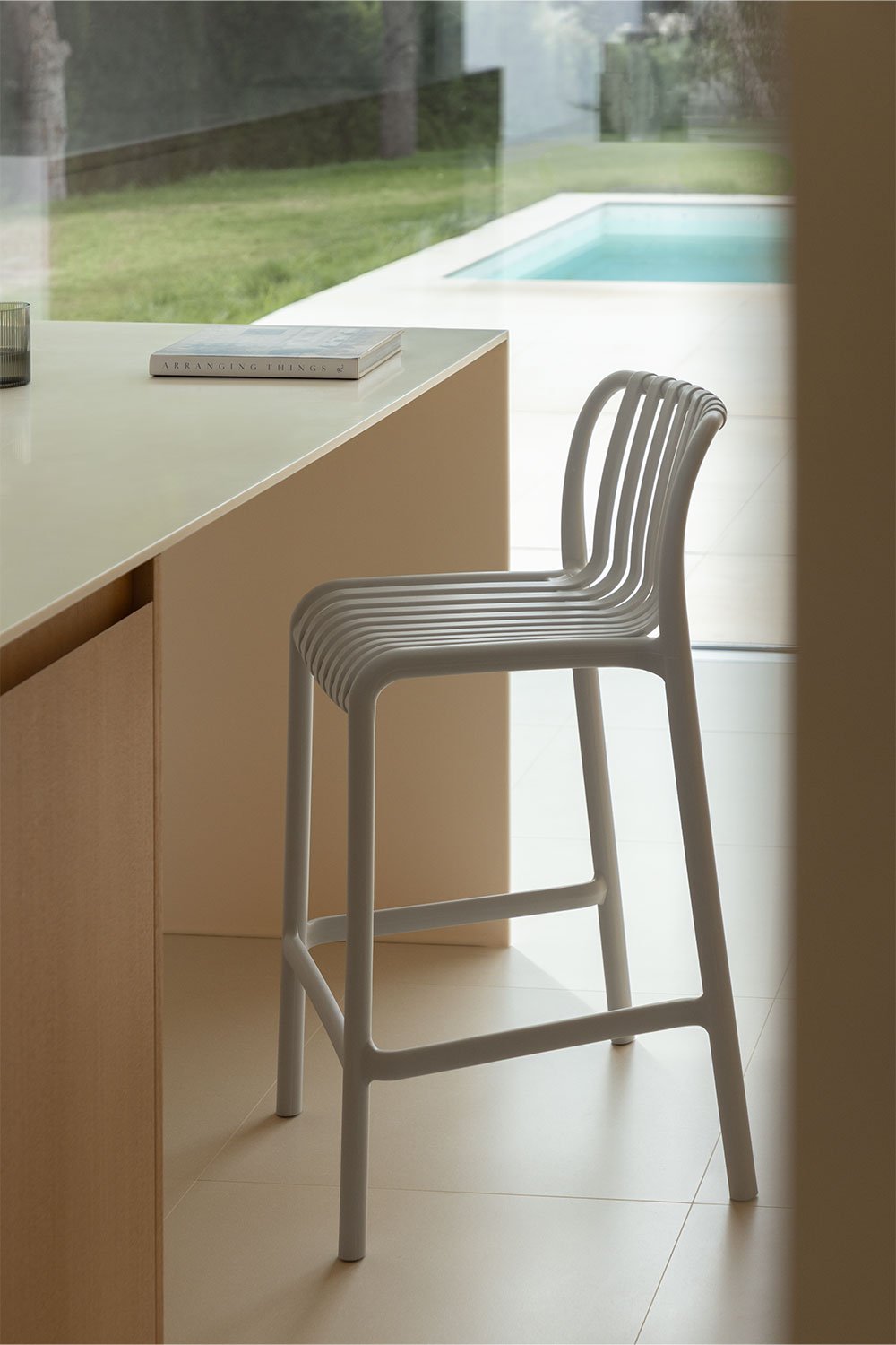 4-Pack high stools 65 cm stackable in light grey polypropylene Wendell, gallery image 1