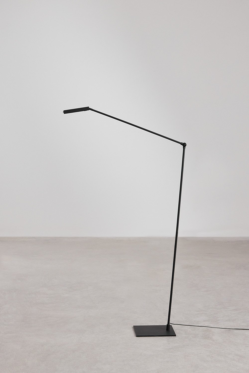 Valtyn LED iron floor lamp, gallery image 2