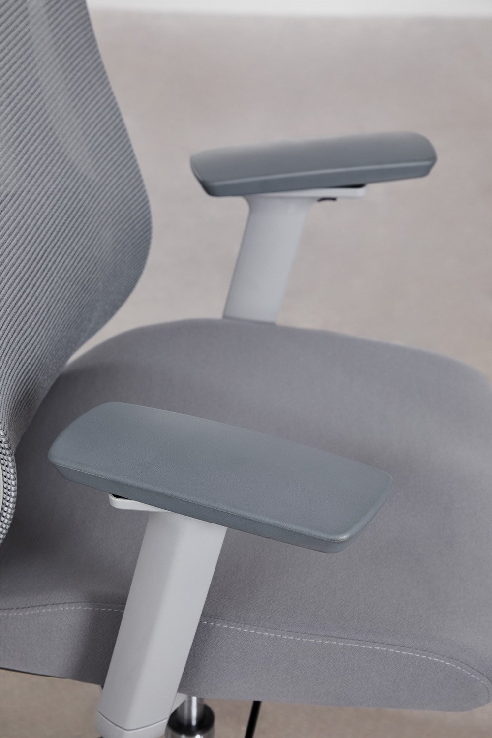 Larinsa office chair with wheels and armrests, gallery image 9