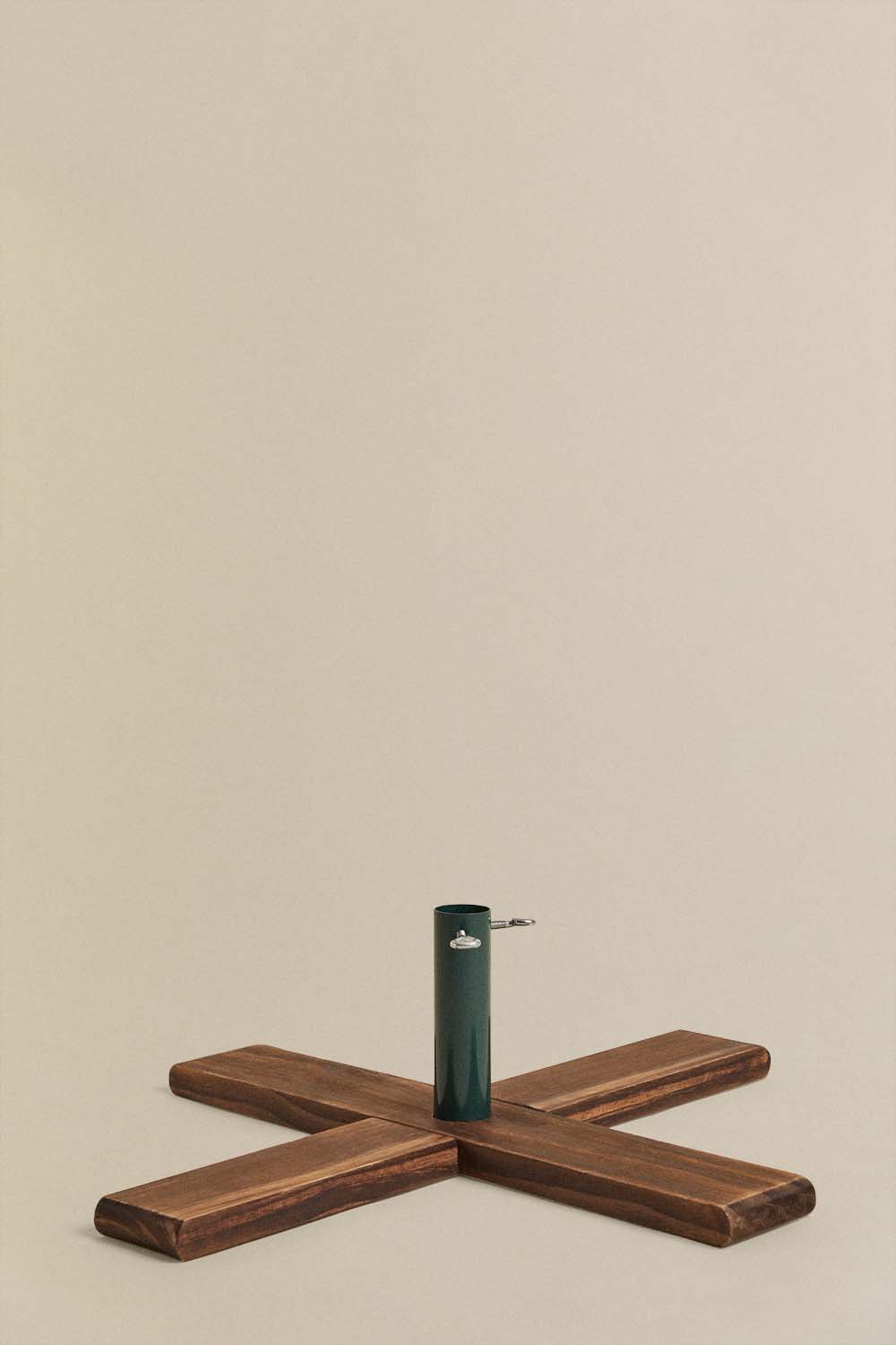 Pine wood and iron Christmas tree stand Beluvo, gallery image 2