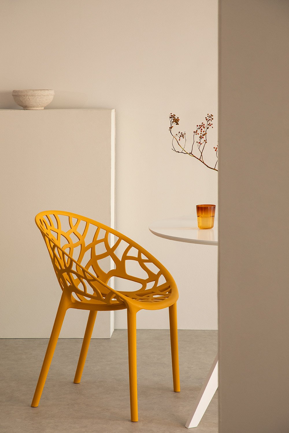 Pack of 4 Ores polypropylene stackable dining chairs, gallery image 1