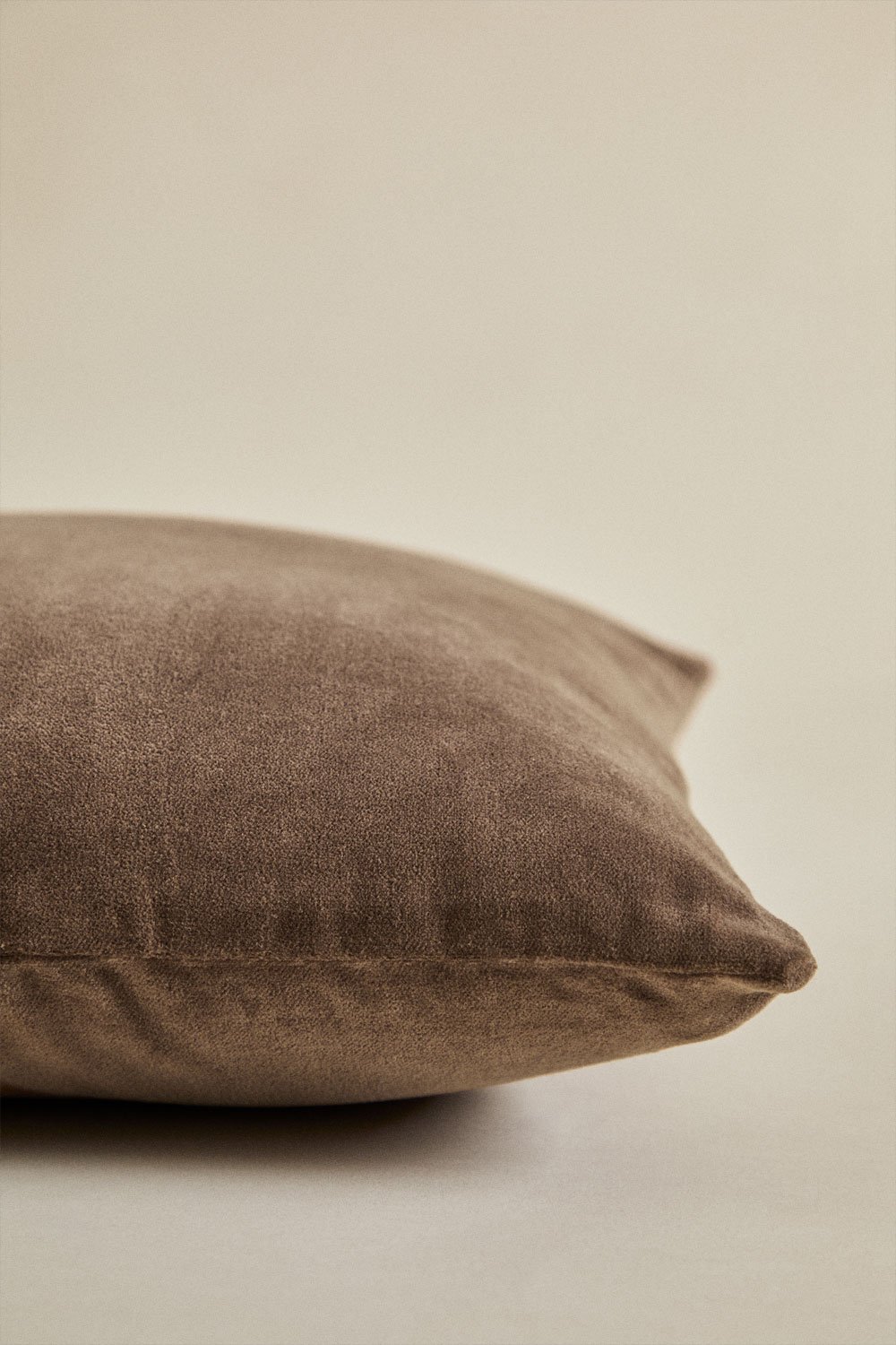 Enid 40x40 cm square cotton velvet cushion
, gallery image 5