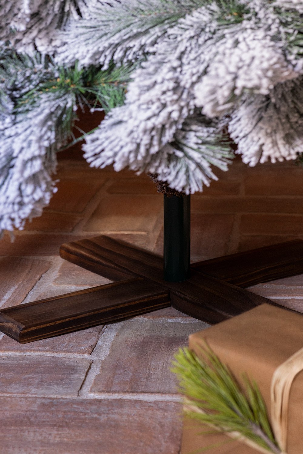 Pine wood and iron Christmas tree stand Beluvo, gallery image 1