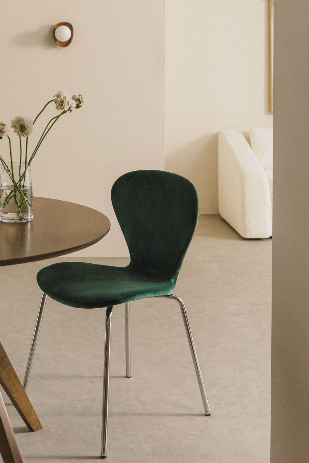 Uit pack of 4 stackable velvet dining chairs, gallery image 1