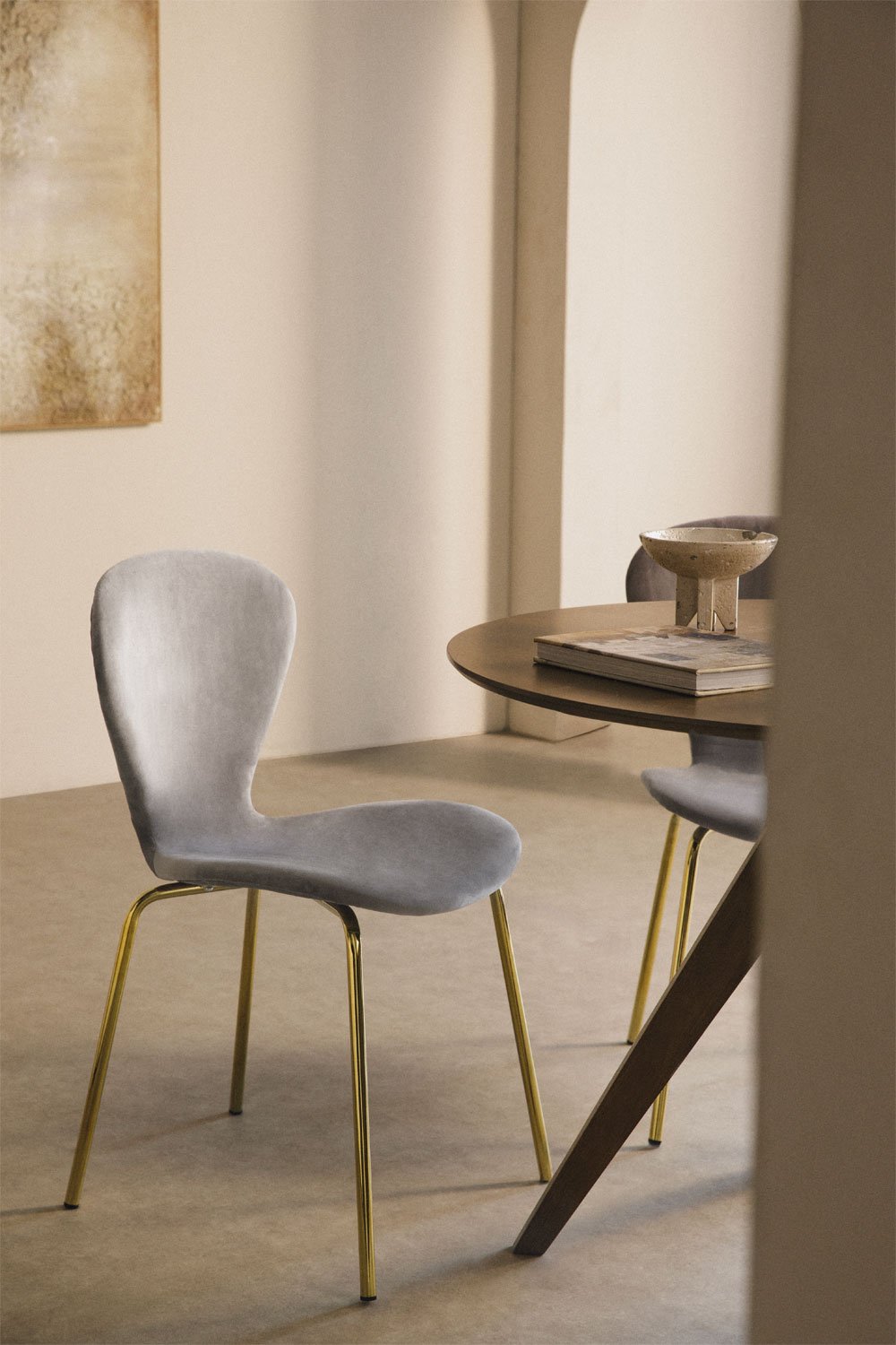 Uit pack of 4 stackable velvet dining chairs, gallery image 1